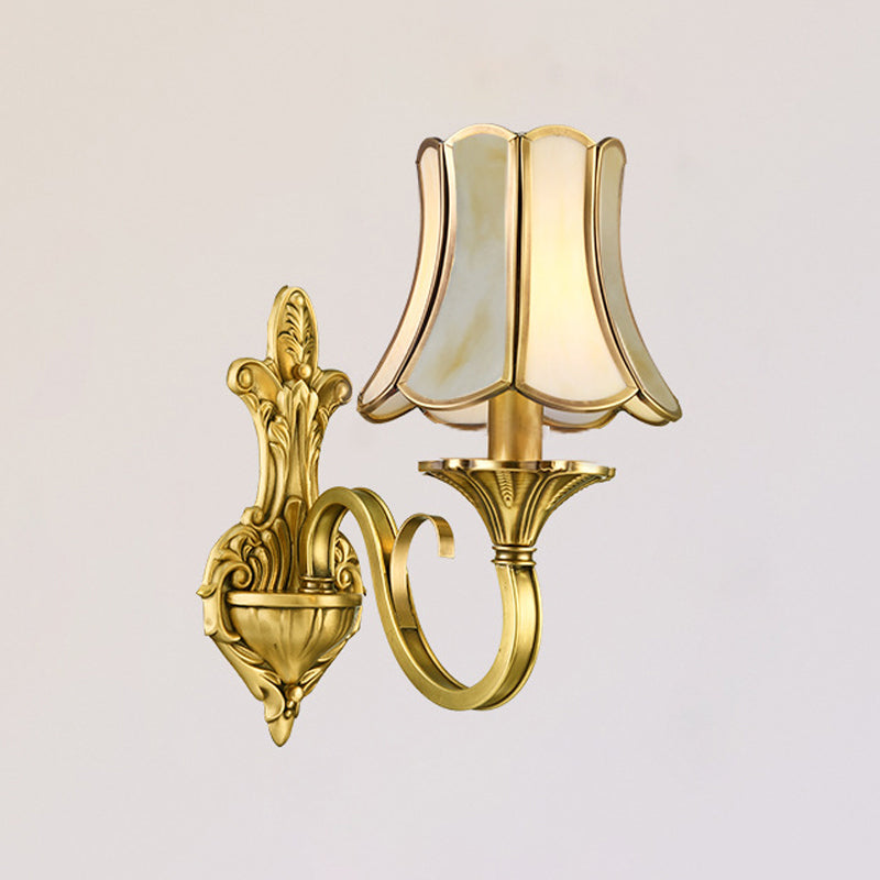 Frendorf | 1/2 Licht Geflared/Bell Wandgemonteerde Licht Traditionelles Poliertes Messing Frosted Glas Wandlampe