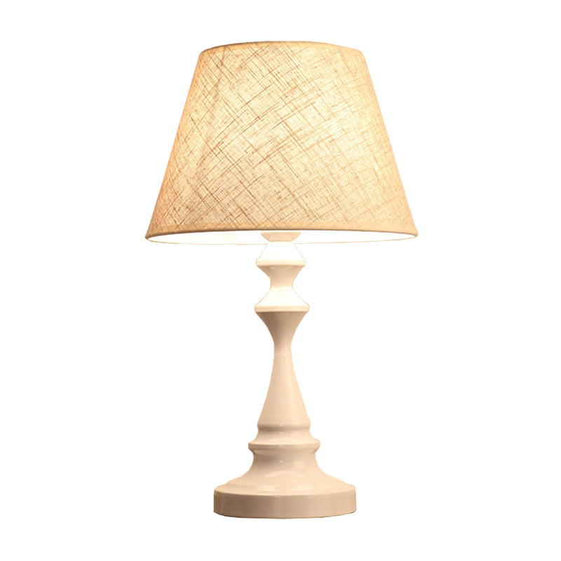 Nordic Empire Shade Nachttischlampe Stoff 1-Licht Wohnzimmer Tischleuchte mit Zylinder-/Tropfenbasis in Schwarz/Weiß