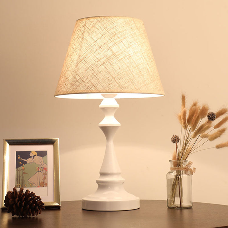 Nordic Empire Shade Nachttischlampe Stoff 1-Licht Wohnzimmer Tischleuchte mit Zylinder-/Tropfenbasis in Schwarz/Weiß