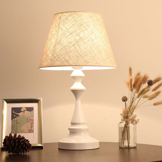 Nordic Empire Shade Nachttischlampe Stoff 1-Licht Wohnzimmer Tischleuchte mit Zylinder-/Tropfenbasis in Schwarz/Weiß