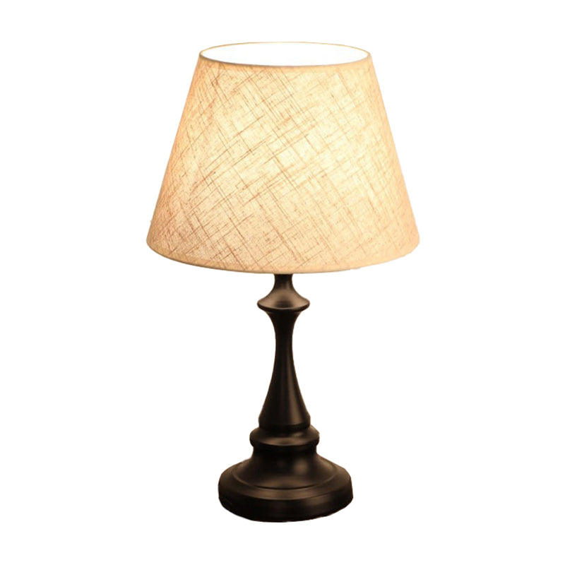 Nordic Empire Shade Nachttischlampe Stoff 1-Licht Wohnzimmer Tischleuchte mit Zylinder-/Tropfenbasis in Schwarz/Weiß