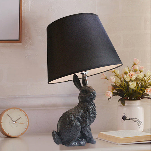 Harz Hase Schreibtischlampe mit konischem Schirm Studienzimmer 1 Licht Tier Schreibtischlampe in Schwarz