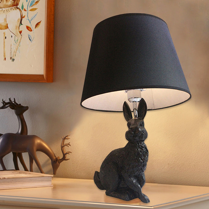 Harz Hase Schreibtischlampe mit konischem Schirm Studienzimmer 1 Licht Tier Schreibtischlampe in Schwarz