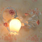 Frosted White Glass Scroll Wand sconce Lampe Korean Garden 1-Light Schlafzimmer Wandmontierte Lampe mit Rose Deco in Pink/Blau