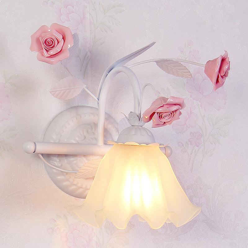 Korean Flower Ruffle Wandmontierte Lampe 1-Licht Gefrostetes Weißes Glas Wandleuchte Licht in Pink