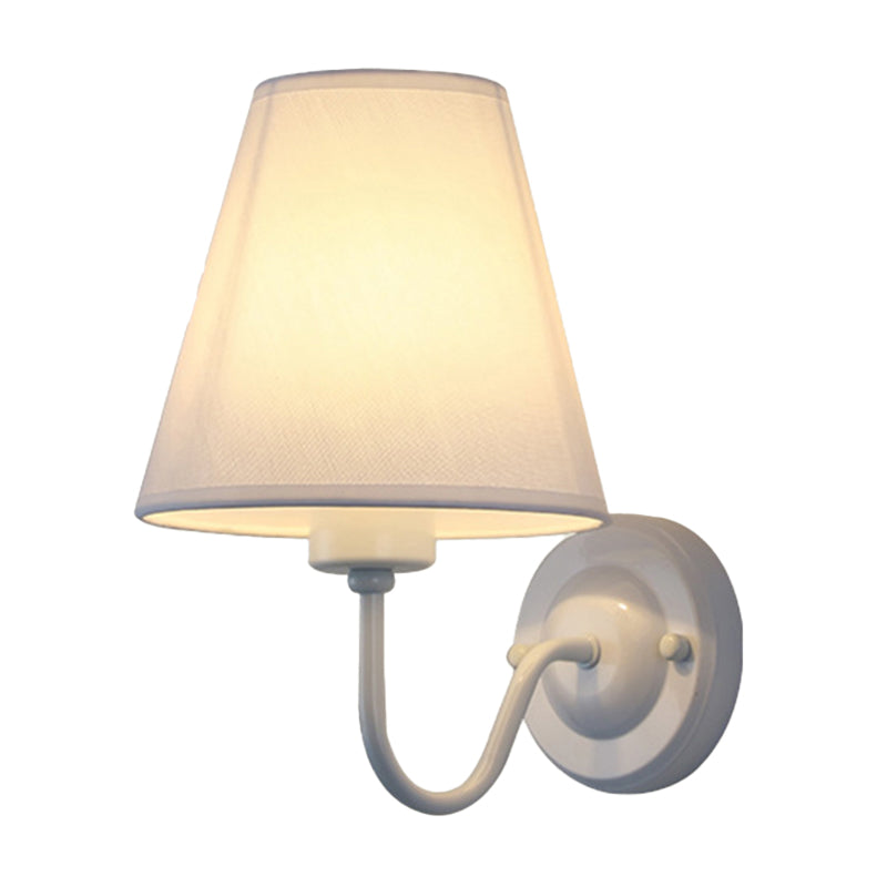 Frendorf | Schwarz/Braun/Beige Cone Wandlampe Nordic 1-Licht Stoff Wandbeleuchtung mit gebogenem Arm in Schwarz/Weiß