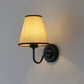 Frendorf | Schwarz/Braun/Beige Cone Wandlampe Nordic 1-Licht Stoff Wandbeleuchtung mit gebogenem Arm in Schwarz/Weiß