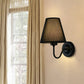 Frendorf | Schwarz/Braun/Beige Cone Wandlampe Nordic 1-Licht Stoff Wandbeleuchtung mit gebogenem Arm in Schwarz/Weiß