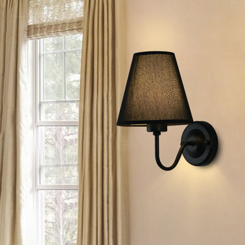 Frendorf | Schwarz/Braun/Beige Cone Wandlampe Nordic 1-Licht Stoff Wandbeleuchtung mit gebogenem Arm in Schwarz/Weiß