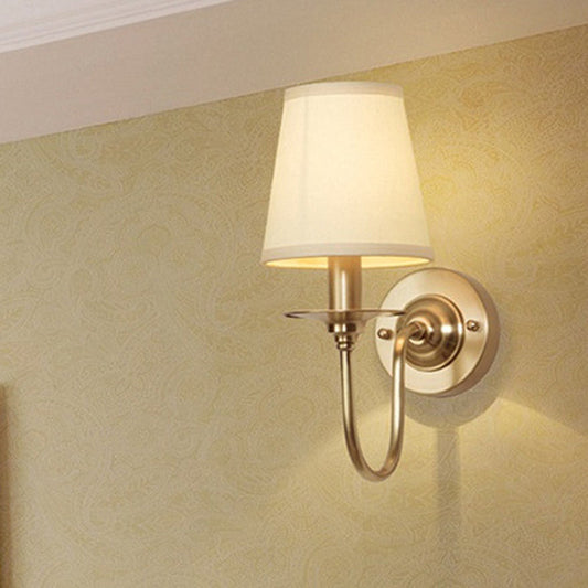 Frendorf | 1-Light Cone Wandbeugellicht Traditionele Witte Stoffen Wandlamp met Bochtarm in Goud