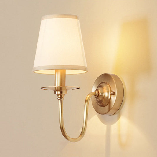 Frendorf | 1-Light Cone Wandbeugellicht Traditionele Witte Stoffen Wandlamp met Bochtarm in Goud