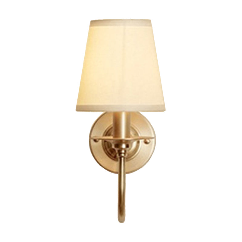 Frendorf | 1-Light Cone Wandbeugellicht Traditionele Witte Stoffen Wandlamp met Bochtarm in Goud