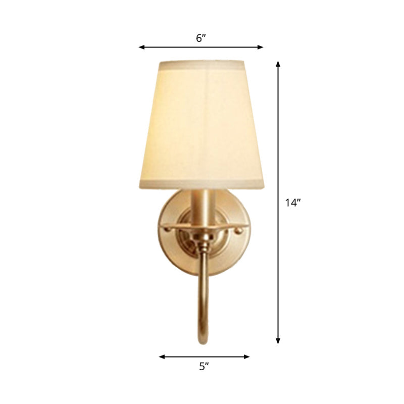 Frendorf | 1-Light Cone Wandbeugellicht Traditionele Witte Stoffen Wandlamp met Bochtarm in Goud