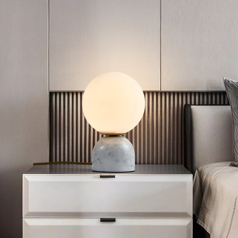 Einfache Ball Nachttischlampe Milchglas 1 Kopf Nachttischlampe mit Schwarz/Weiß/Grün Marmorfuß