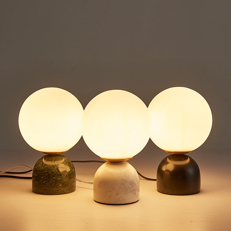 Einfache Ball Nachttischlampe Milchglas 1 Kopf Nachttischlampe mit Schwarz/Weiß/Grün Marmorfuß
