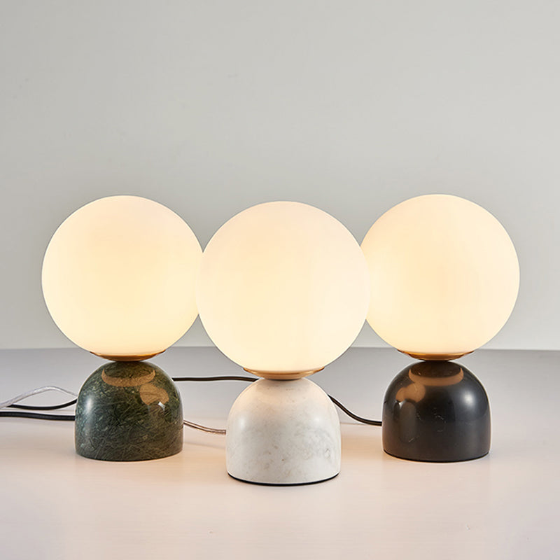 Einfache Ball Nachttischlampe Milchglas 1 Kopf Nachttischlampe mit Schwarz/Weiß/Grün Marmorfuß