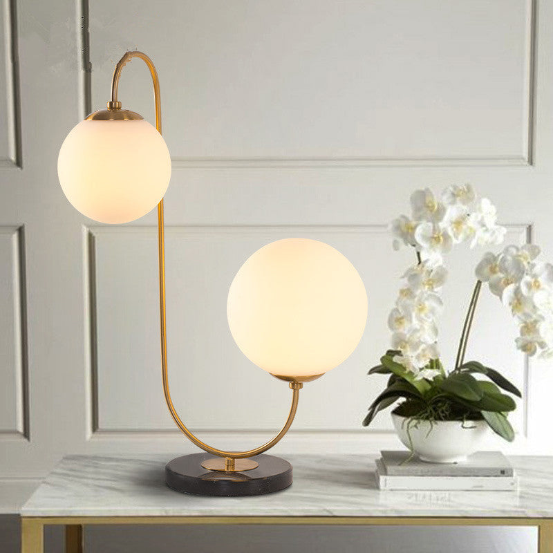 S/C-geformte/Biegung Nachttischleuchte Metall 1/2-Kopf Designer Nachtlampe in Gold mit Kugel Creme-Glas-Schirm