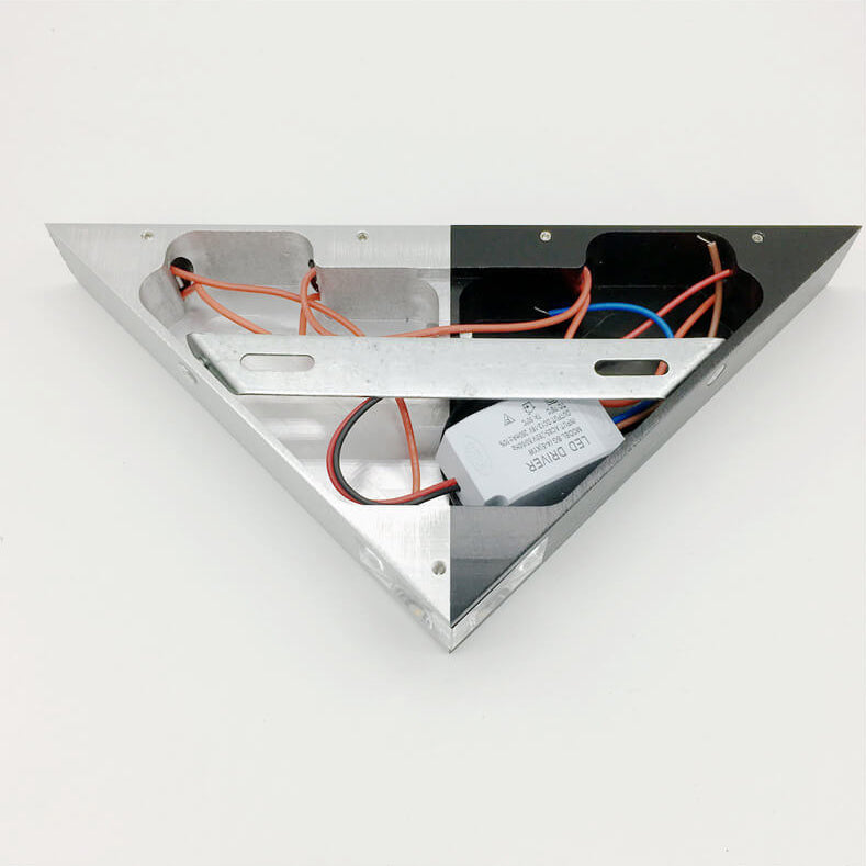 Frendorf | TriLumina Prisma LED Wandleuchte | Kreatives Pyramidendesign | Aluminium & Acryl | Farbige Lichtoptionen