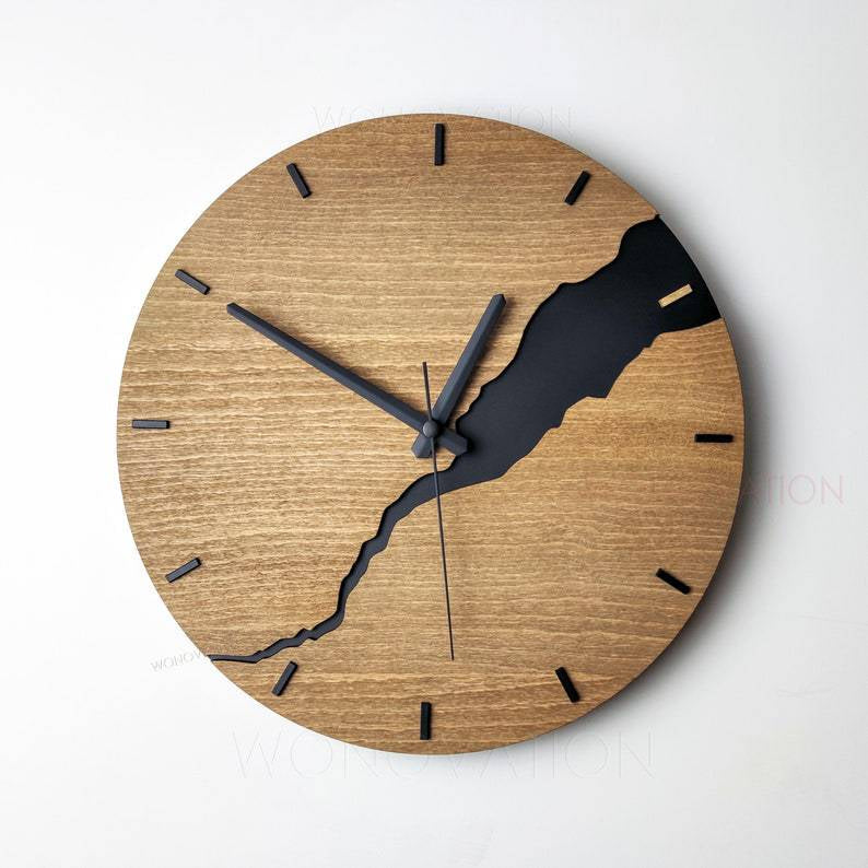 RusticEdge – Einzigartige Wanduhr mit rissiger Holzoberfläche und rustikaler Eleganz