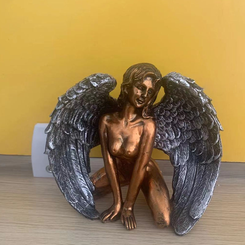 Frendorf | Art Angel Weiblich Frau Flügel Knien Umhang Hut