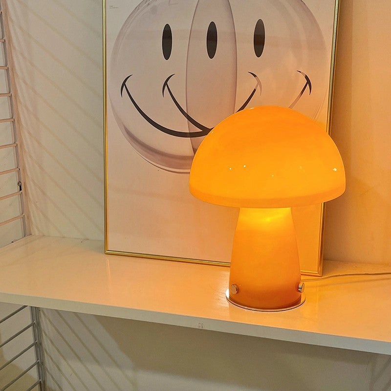 MushroomGlow | Skandinavische LED Tischlampe in Orange und Weiß