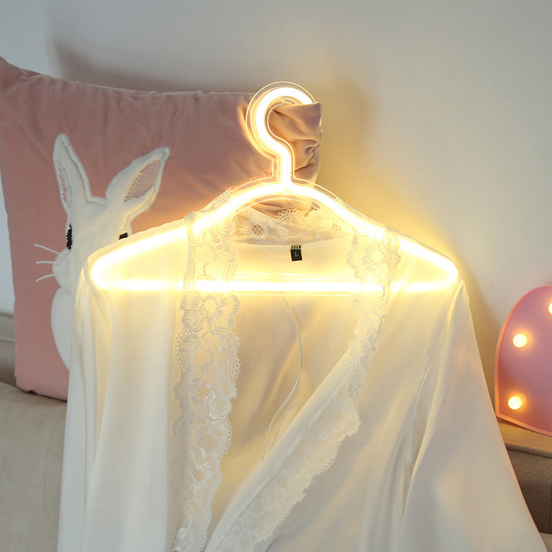 Frendorf | Kledinghanger Slaapkamer Nachtkastje Licht Plastic USB LED Minimal Wandlamp in Wit