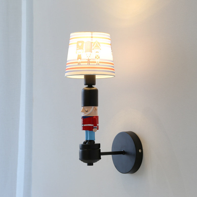 Frendorf | Soldat Schlafzimmer Wandleuchte mit konisch geformtem Schirm Stoff 1 Kopf Amerikanischer Stil Wandlampe