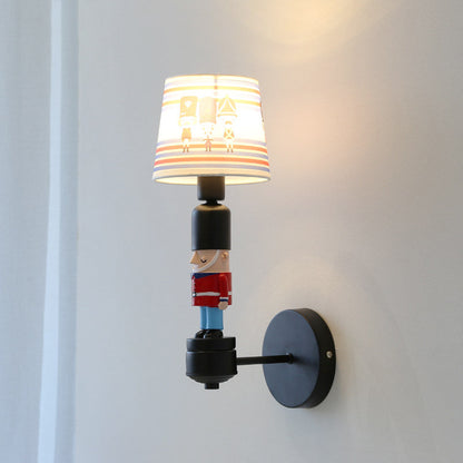 Frendorf | Soldat Schlafzimmer Wandleuchte mit konisch geformtem Schirm Stoff 1 Kopf Amerikanischer Stil Wandlampe