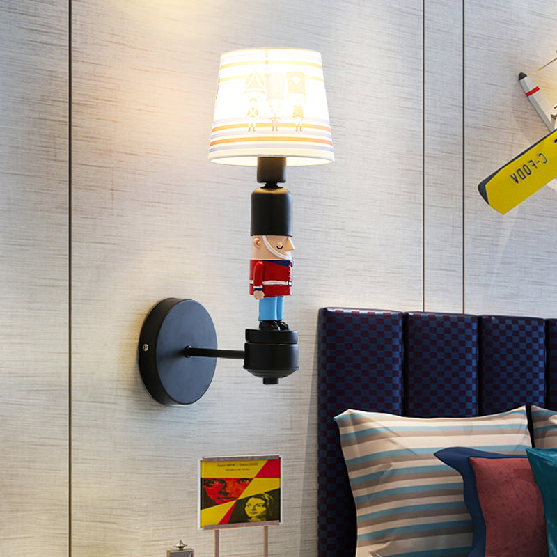 Frendorf | Soldat Schlafzimmer Wandleuchte mit konisch geformtem Schirm Stoff 1 Kopf Amerikanischer Stil Wandlampe