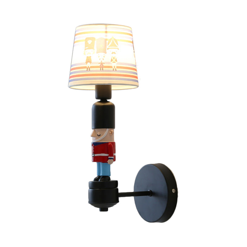 Frendorf | Soldat Schlafzimmer Wandleuchte mit konisch geformtem Schirm Stoff 1 Kopf Amerikanischer Stil Wandlampe