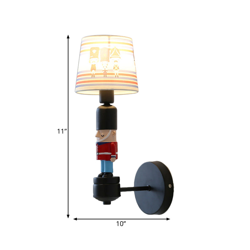 Frendorf | Soldat Schlafzimmer Wandleuchte mit konisch geformtem Schirm Stoff 1 Kopf Amerikanischer Stil Wandlampe