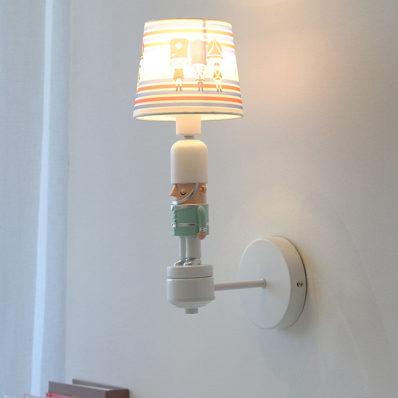 Frendorf | Soldat Schlafzimmer Wandleuchte mit konisch geformtem Schirm Stoff 1 Kopf Amerikanischer Stil Wandlampe