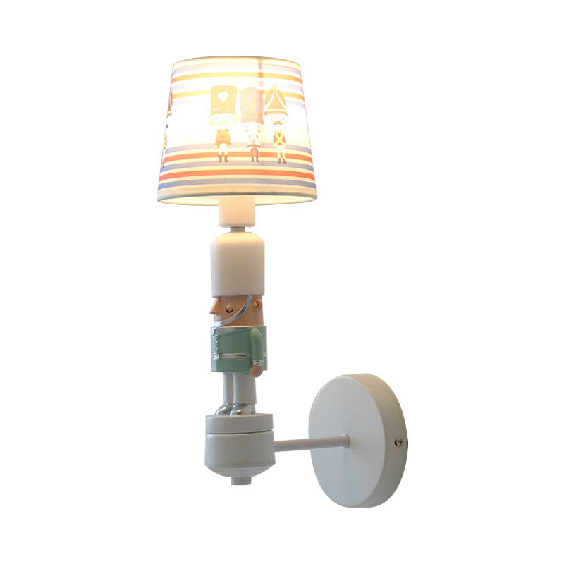Frendorf | Soldat Schlafzimmer Wandleuchte mit konisch geformtem Schirm Stoff 1 Kopf Amerikanischer Stil Wandlampe