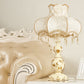 Frendorf | Vasora Europäische Tischlampe | Traditionelles Design | Vase aus Harz | Stoffschirm | Schlafzimmerbeleuchtung