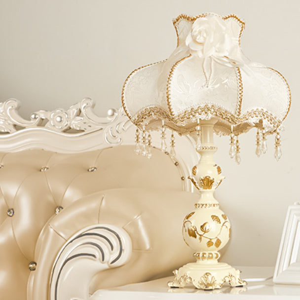 Frendorf | Vasora Europäische Tischlampe | Traditionelles Design | Vase aus Harz | Stoffschirm | Schlafzimmerbeleuchtung