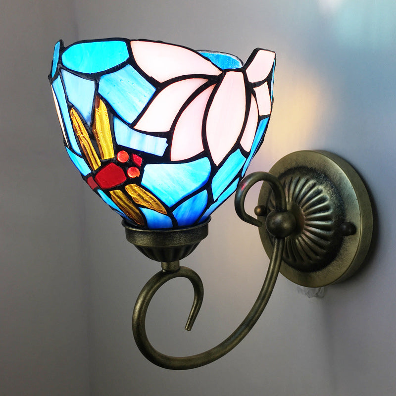Metall Messing Wandlampe Gewunden Arm 1-Licht Tiffany Wandhängelampe mit geometrisch geschnittenem Glasschirm
