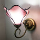 Metall Messing Wandlampe Gewunden Arm 1-Licht Tiffany Wandhängelampe mit geometrisch geschnittenem Glasschirm
