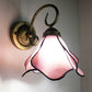 Metall Messing Wandlampe Gewunden Arm 1-Licht Tiffany Wandhängelampe mit geometrisch geschnittenem Glasschirm
