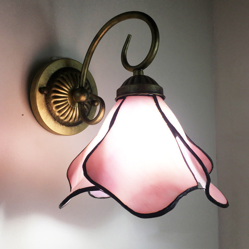 Metall Messing Wandlampe Gewunden Arm 1-Licht Tiffany Wandhängelampe mit geometrisch geschnittenem Glasschirm