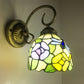 Metall Messing Wandlampe Gewunden Arm 1-Licht Tiffany Wandhängelampe mit geometrisch geschnittenem Glasschirm
