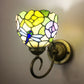 Metall Messing Wandlampe Gewunden Arm 1-Licht Tiffany Wandhängelampe mit geometrisch geschnittenem Glasschirm