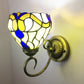 Metall Messing Wandlampe Gewunden Arm 1-Licht Tiffany Wandhängelampe mit geometrisch geschnittenem Glasschirm