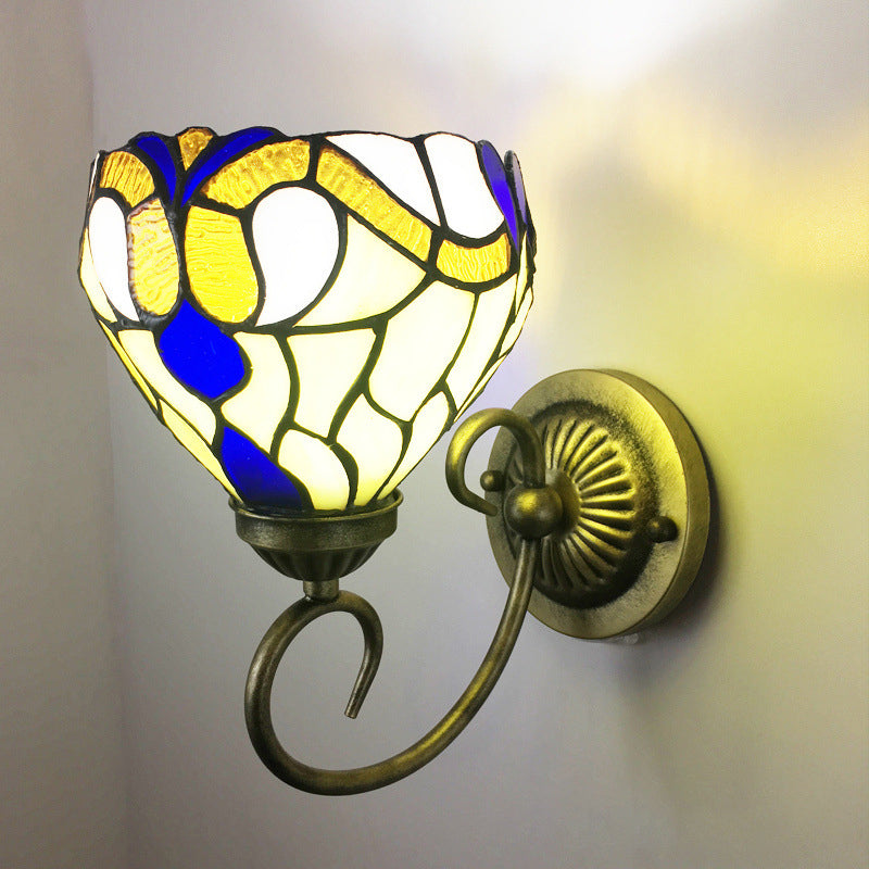 Metall Messing Wandlampe Gewunden Arm 1-Licht Tiffany Wandhängelampe mit geometrisch geschnittenem Glasschirm