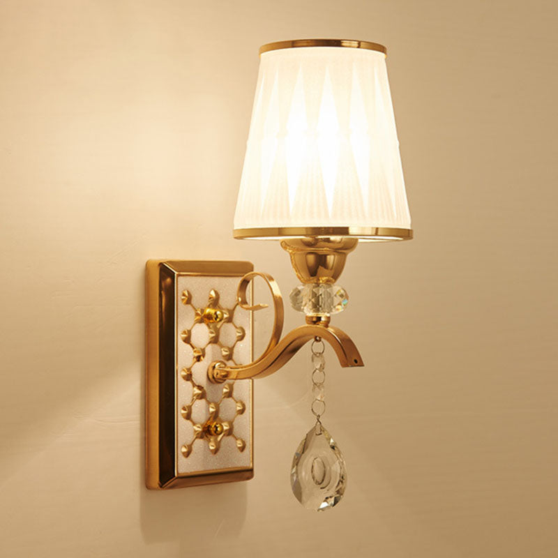 Frendorf | Kromming Wandgemonteerde Lamp Hedendaagse Metallische Gouden Wandlamp met Geometrische Glazen Schaduw