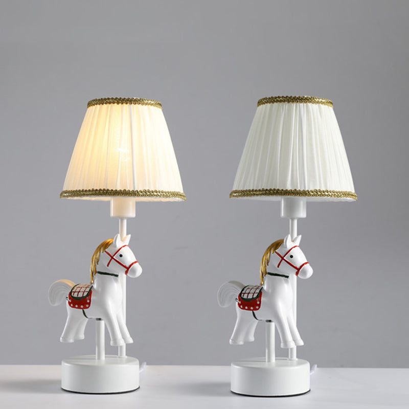 Empire Shade Tischlampe Cartoon Stoff Einzel-Glühbirne Weiße Nachttischlampe mit Pferdebasis