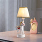 Empire Shade Tischlampe Cartoon Stoff Einzel-Glühbirne Weiße Nachttischlampe mit Pferdebasis