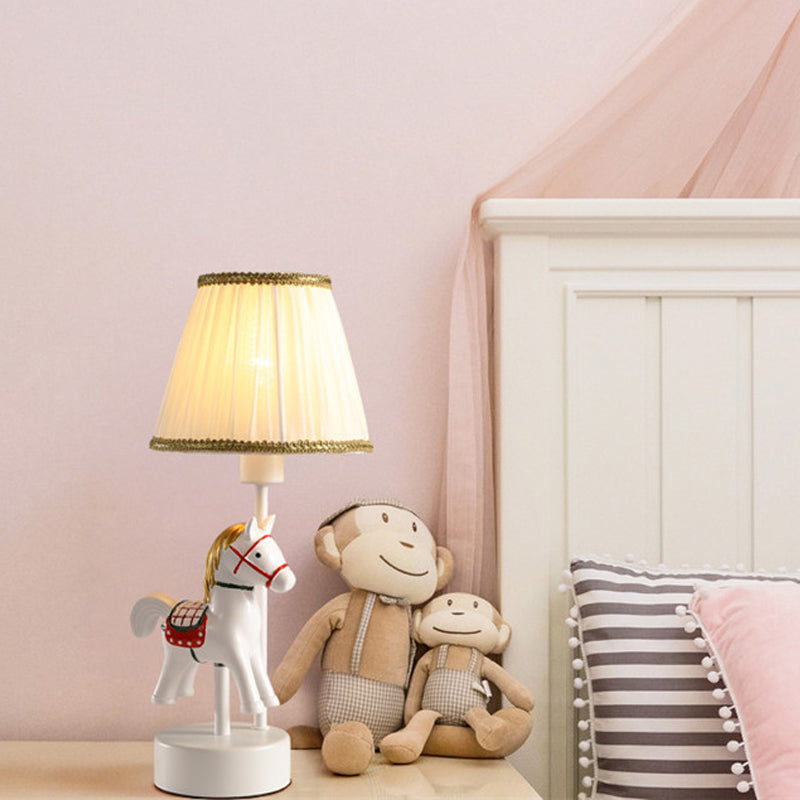 Empire Shade Tischlampe Cartoon Stoff Einzel-Glühbirne Weiße Nachttischlampe mit Pferdebasis