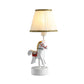 Empire Shade Tischlampe Cartoon Stoff Einzel-Glühbirne Weiße Nachttischlampe mit Pferdebasis
