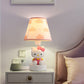 Empire Shade Tischlampe Cartoon Stoff Einzel-Glühbirne Weiße Nachttischlampe mit Pferdebasis