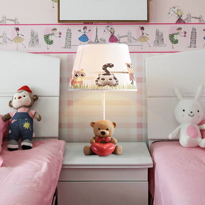 Nordic Empire Shade Tischlampe Stoff 1 Glühbirne Schlafzimmer Nachttischlampe mit Figur